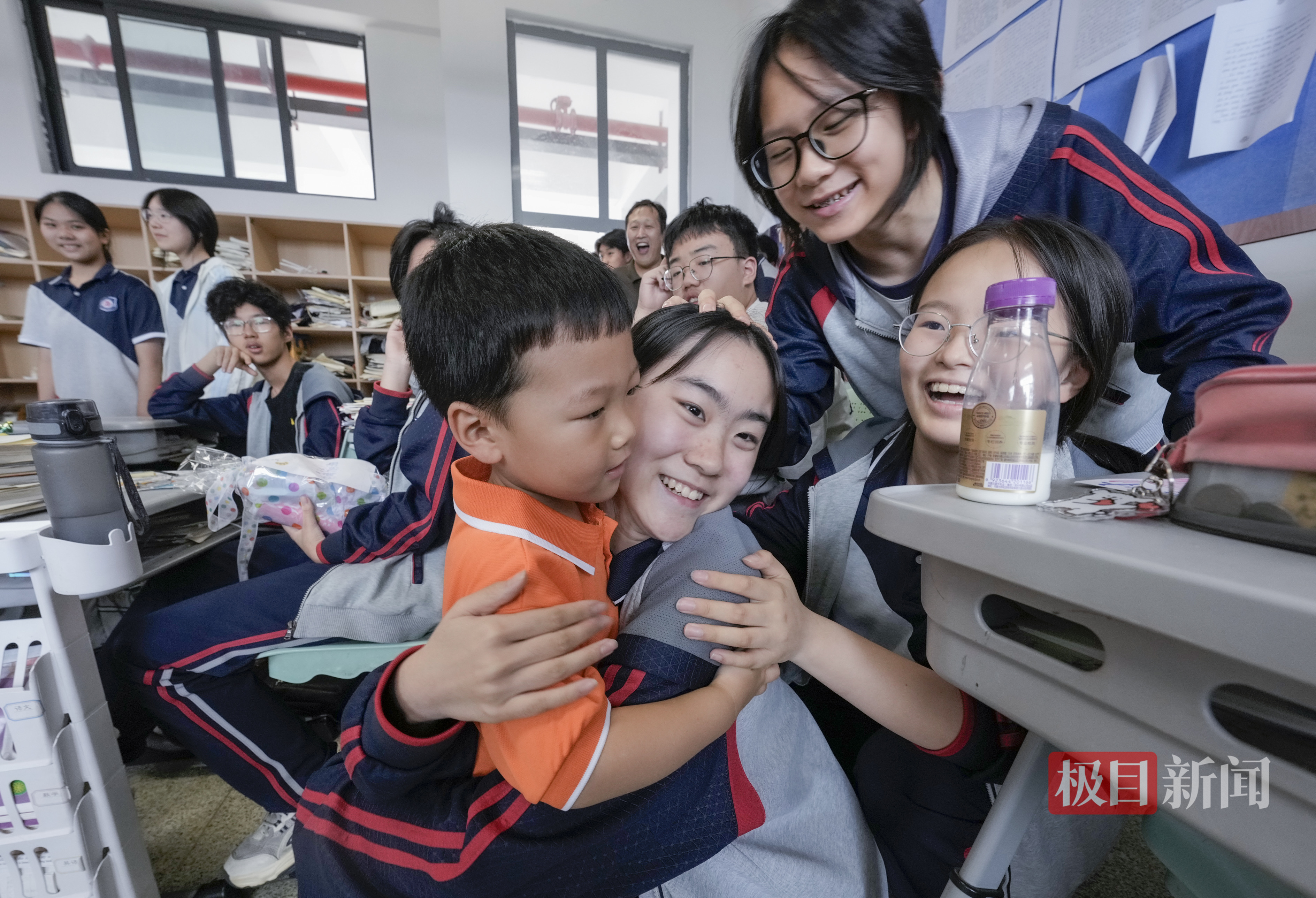 学生们紧紧抱住萌娃