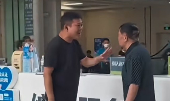 安徽一医院反恐演练，大爷误以为真，赤手空拳上前劝阻