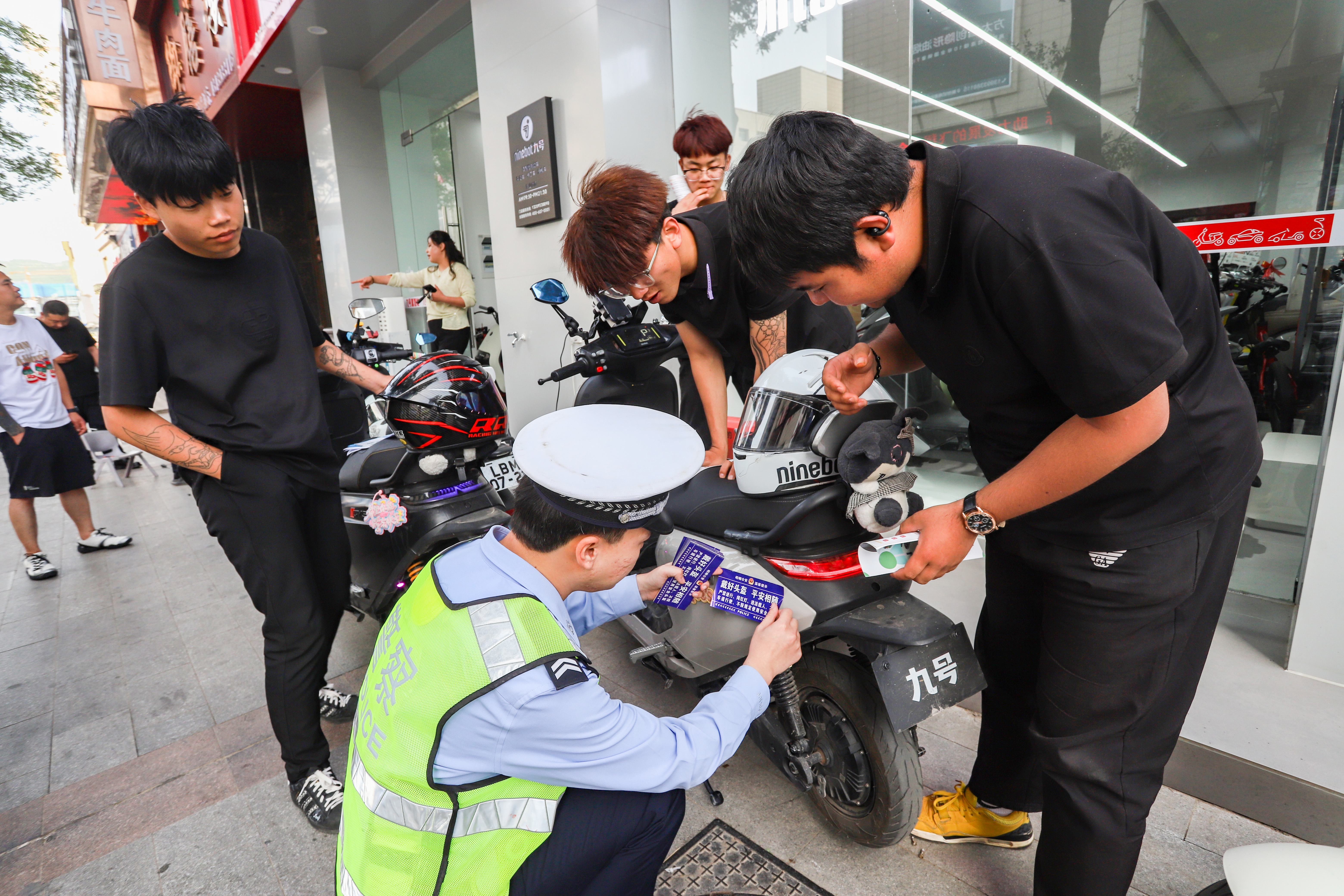 图3为民警辅警给电动车免费张贴高亮反光贴(崆峒区融媒体中心供图).jpg