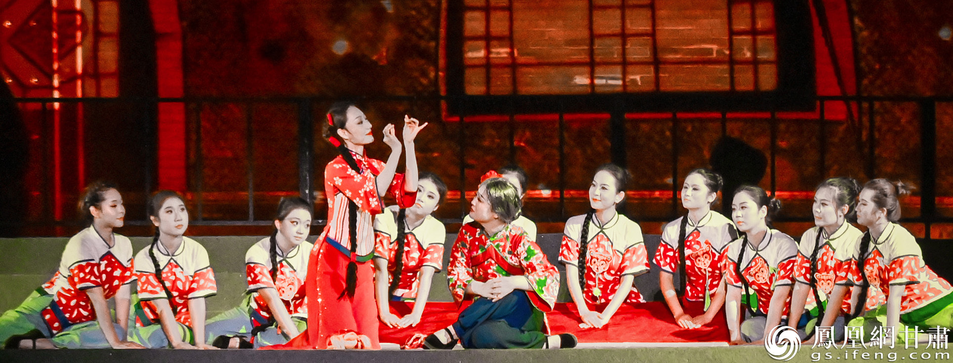 《香越千年》大型户外实景演出惊艳亮相,通过舞蹈生动展现庆阳女性对刺绣的钟爱。