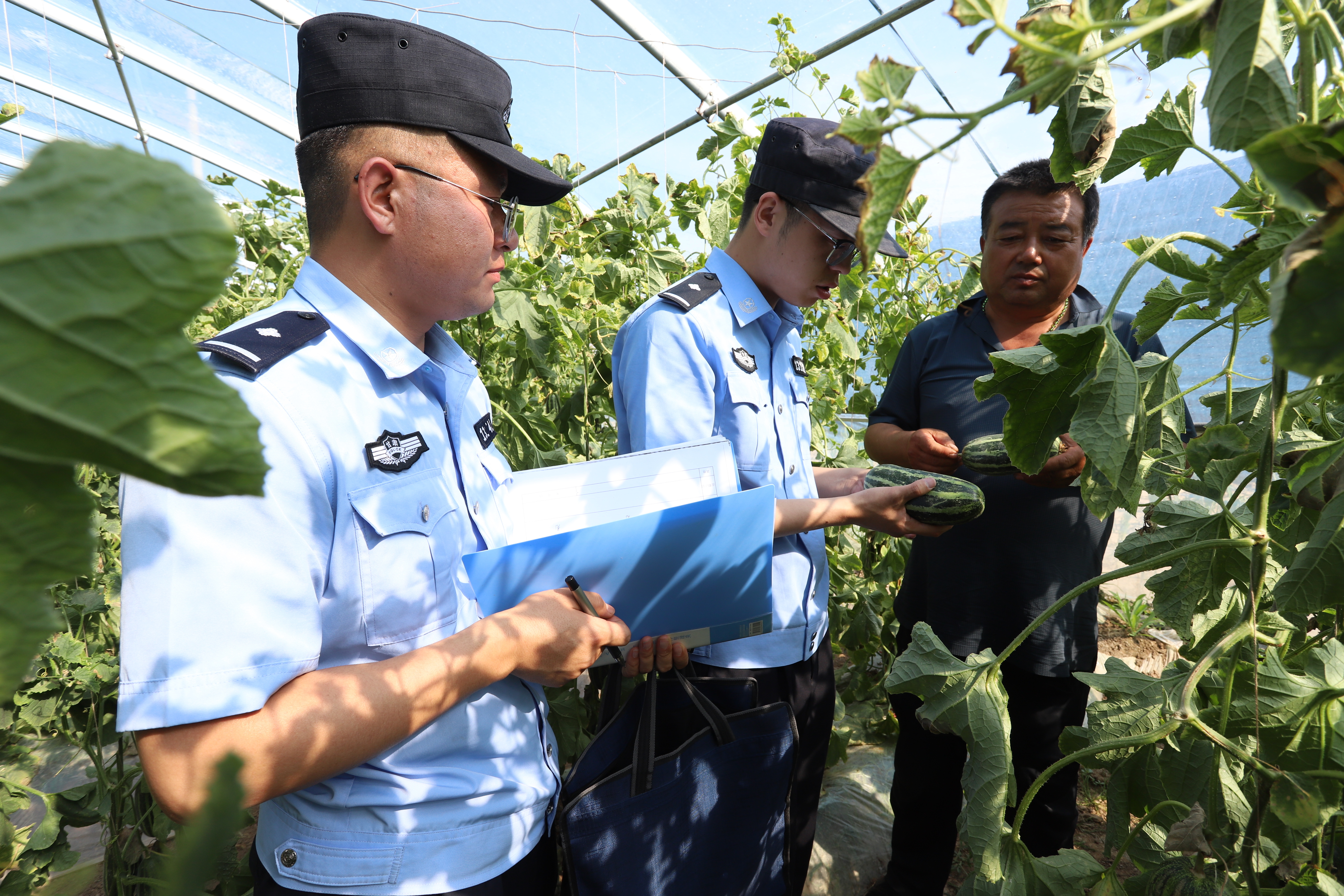 图3为民警辅警开展田间安全宣讲活动.jpg