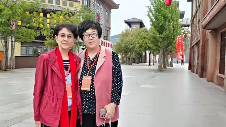 左一：刘代红，刘茂斋之孙女，中共中央政策研究室原正厅级巡视员退休干部。右一：本文作者赵荣，二人2026年4月相聚于河南濮阳并合影留念。