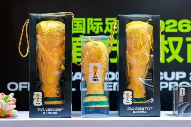 大力神杯毛绒玩具受到球迷爱好者欢迎