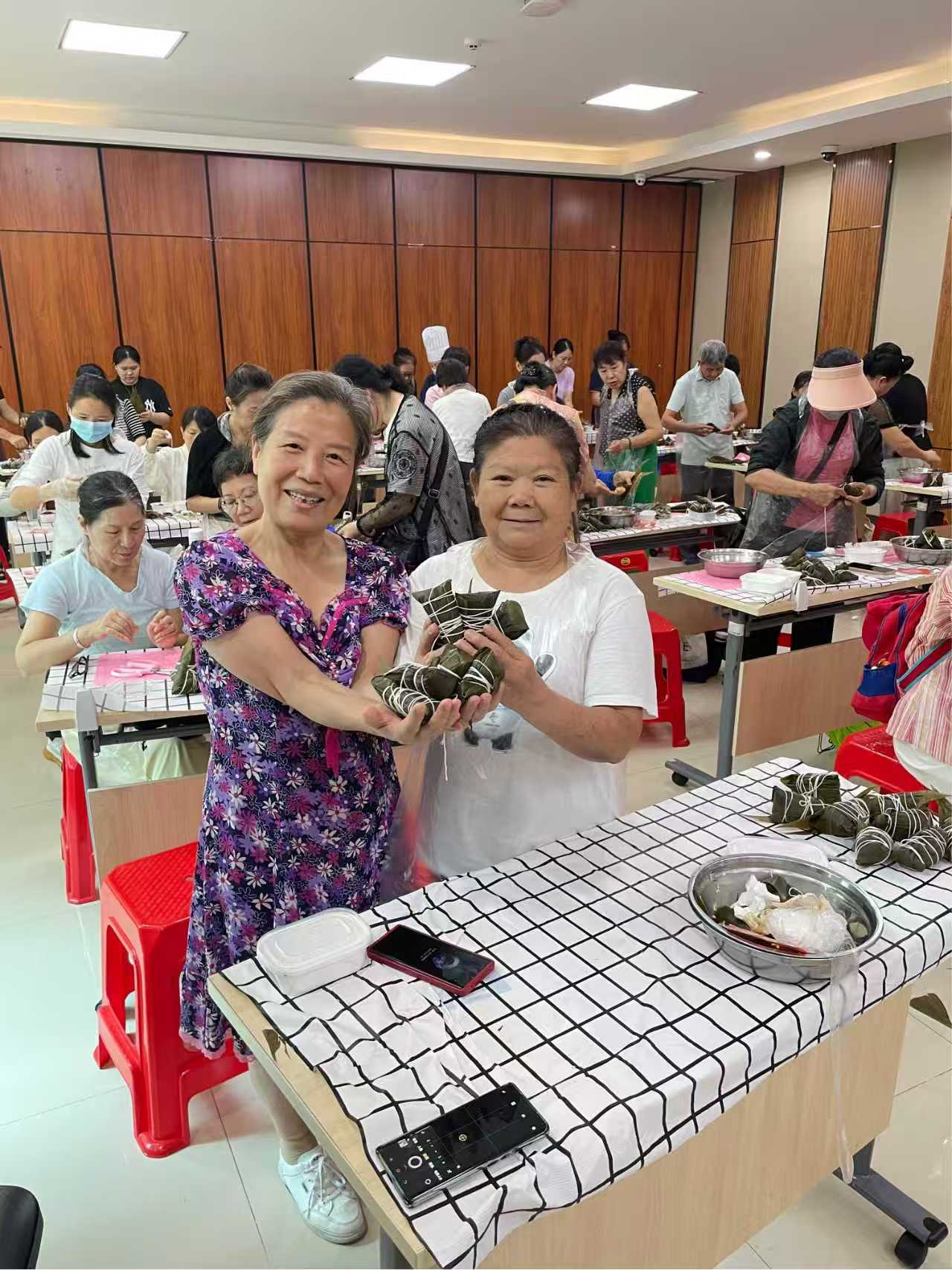 一捧糯米三片叶,浓浓关怀暖社区——庄边社区端午包粽活动情意满满