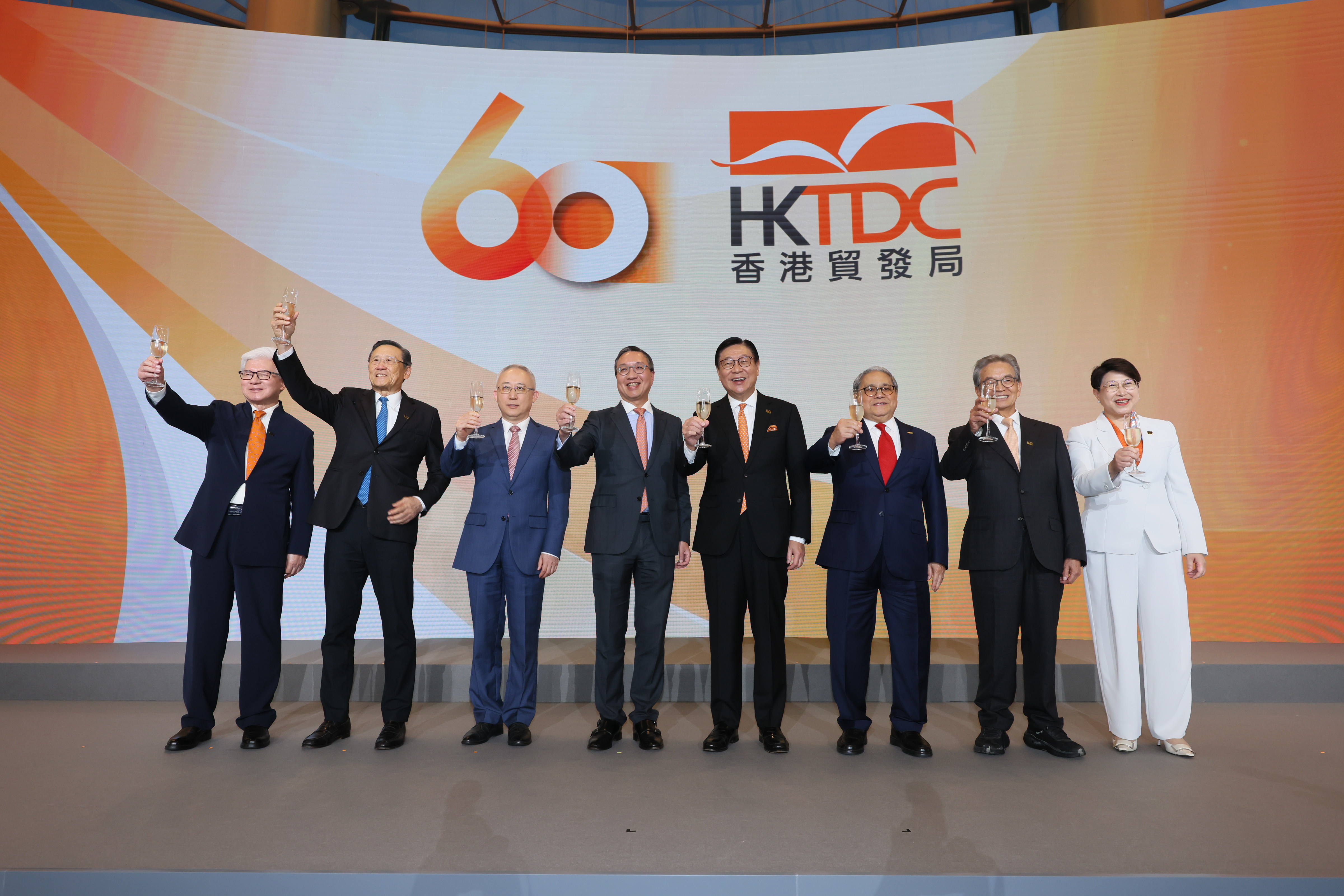 图:贸发局主席马时亨教授与多位主礼嘉宾于 60 周年酒会上主持祝酒仪式