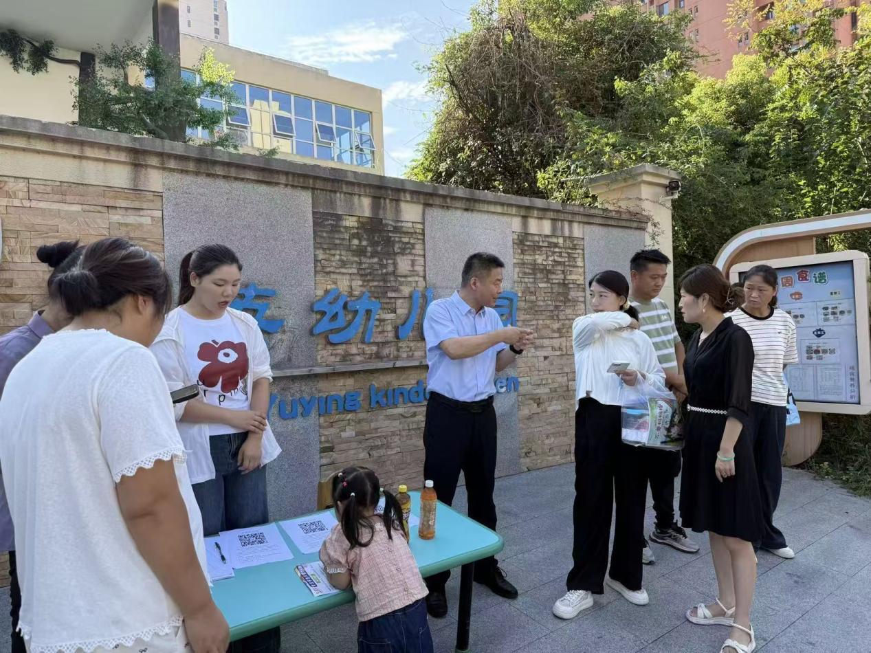 柳怀胜带领团队为学生家长讲解保险知识