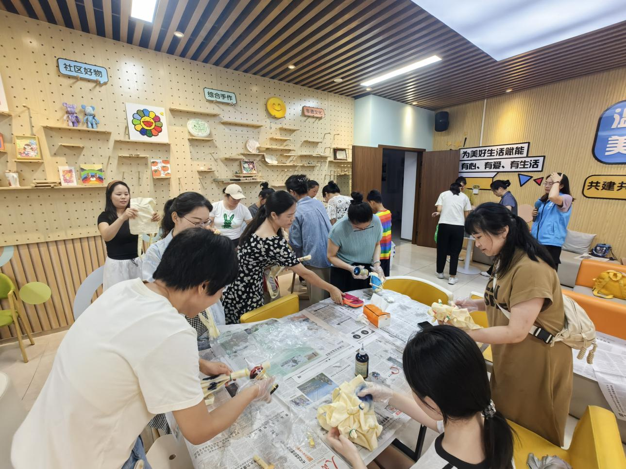 图三:新老志愿者协作制作扎染作品
