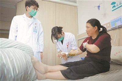 护士为蛇咬伤患者换药