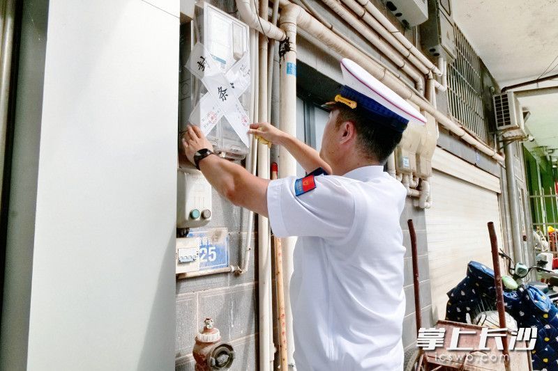 消防监督员在贴封条。 长沙晚报通讯员 寻艳 摄