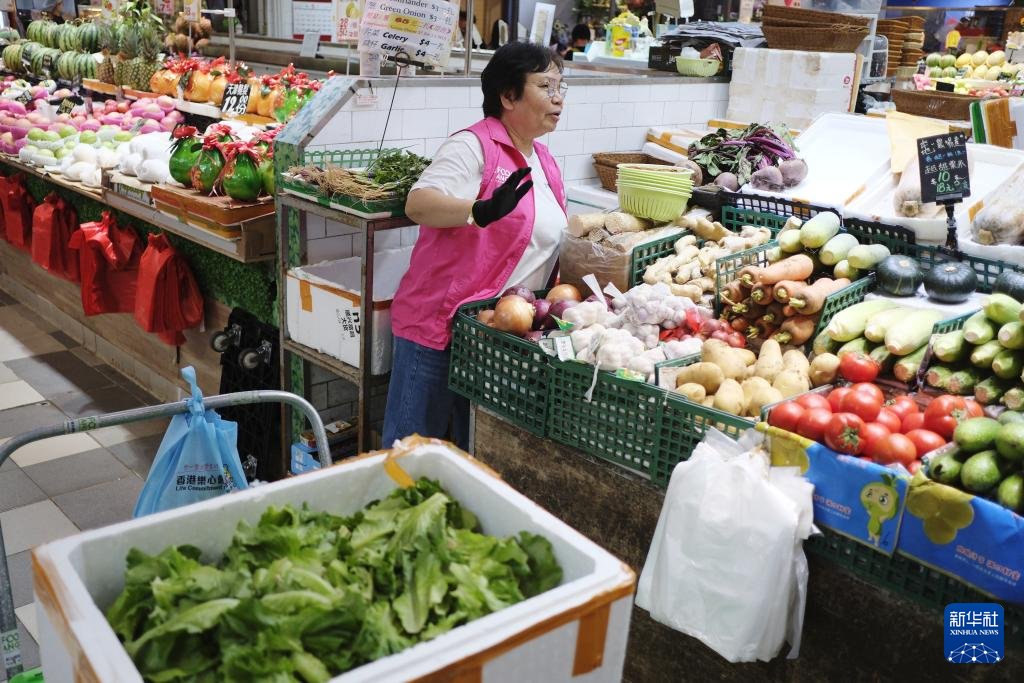 在香港南昌荟街市，“惜食堂”食物回收员阿珍收集商户当日未售出但仍可安全食用的蔬菜（5月7日摄）。新华社发（王申 摄）