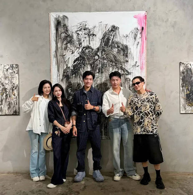 陈乔恩夫妇与陆毅鲍蕾夫妇等朋友的合影。