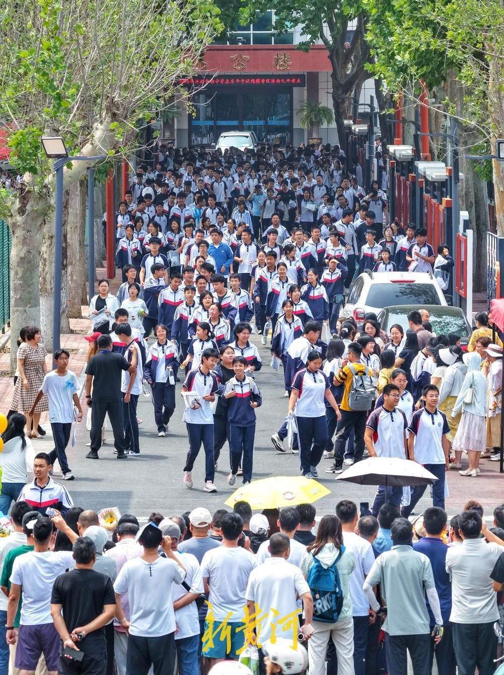 济南2026年中考落下帷幕，考生奔出考场，家长花式迎接
