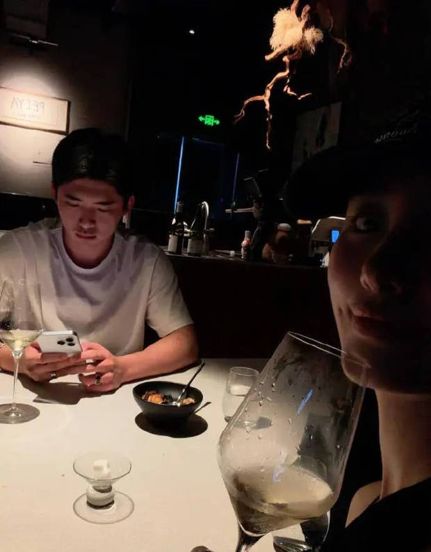 搜狐娱乐讯 近日，杨采钰在社交平台晒出一组照片。照片中的她与老公甜蜜约会，还拿起画笔创作，状态超好。