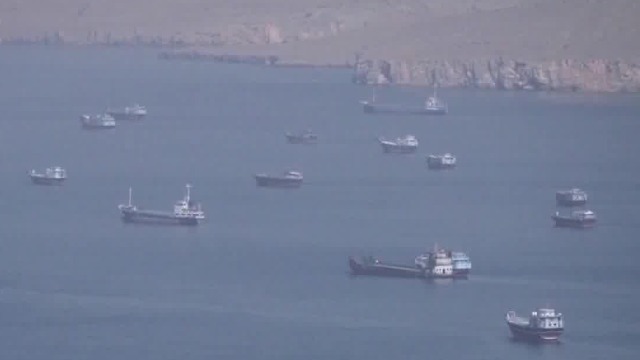 一艘滞留波斯湾船只驶向霍尔木兹海峡