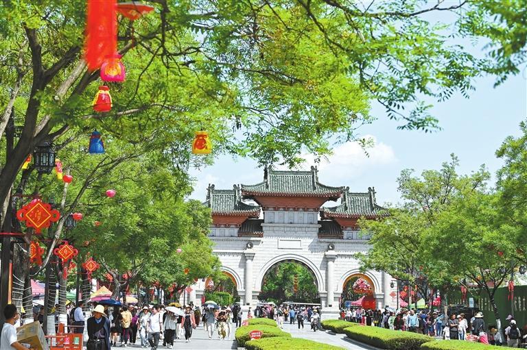 游客在伏羲庙步行街游览　丁凯