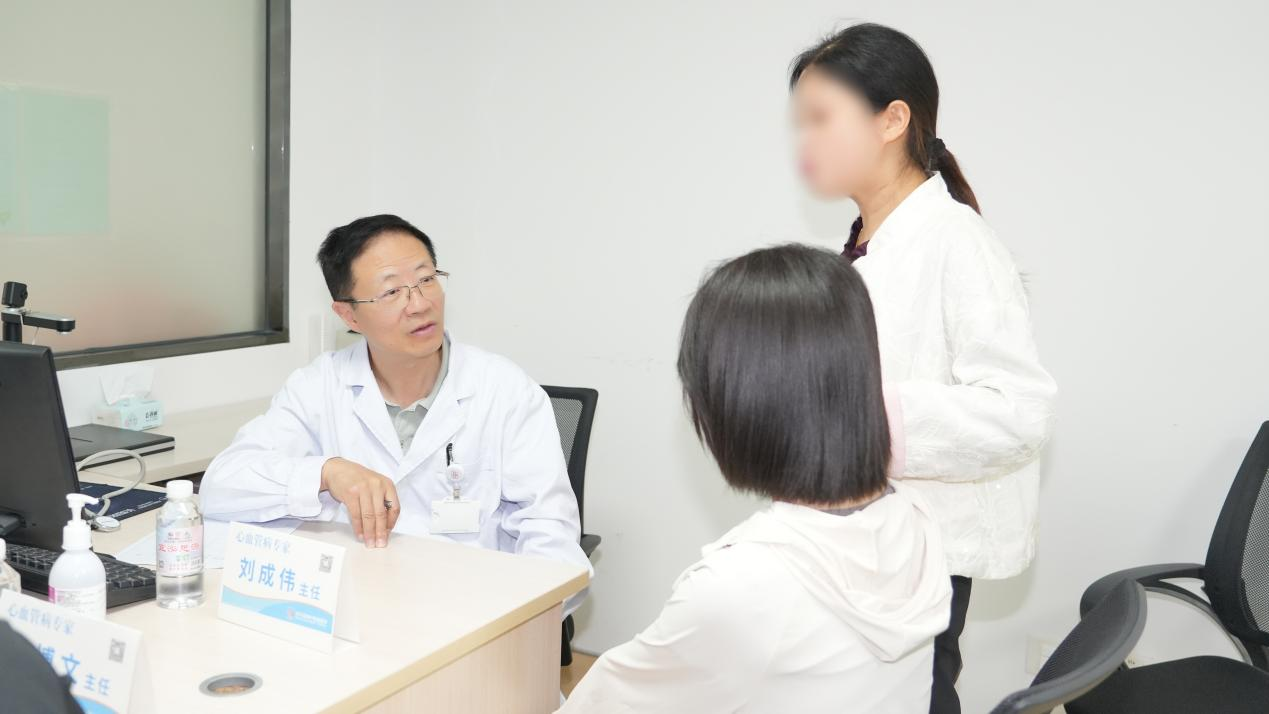 刘成伟书记与患者交谈
