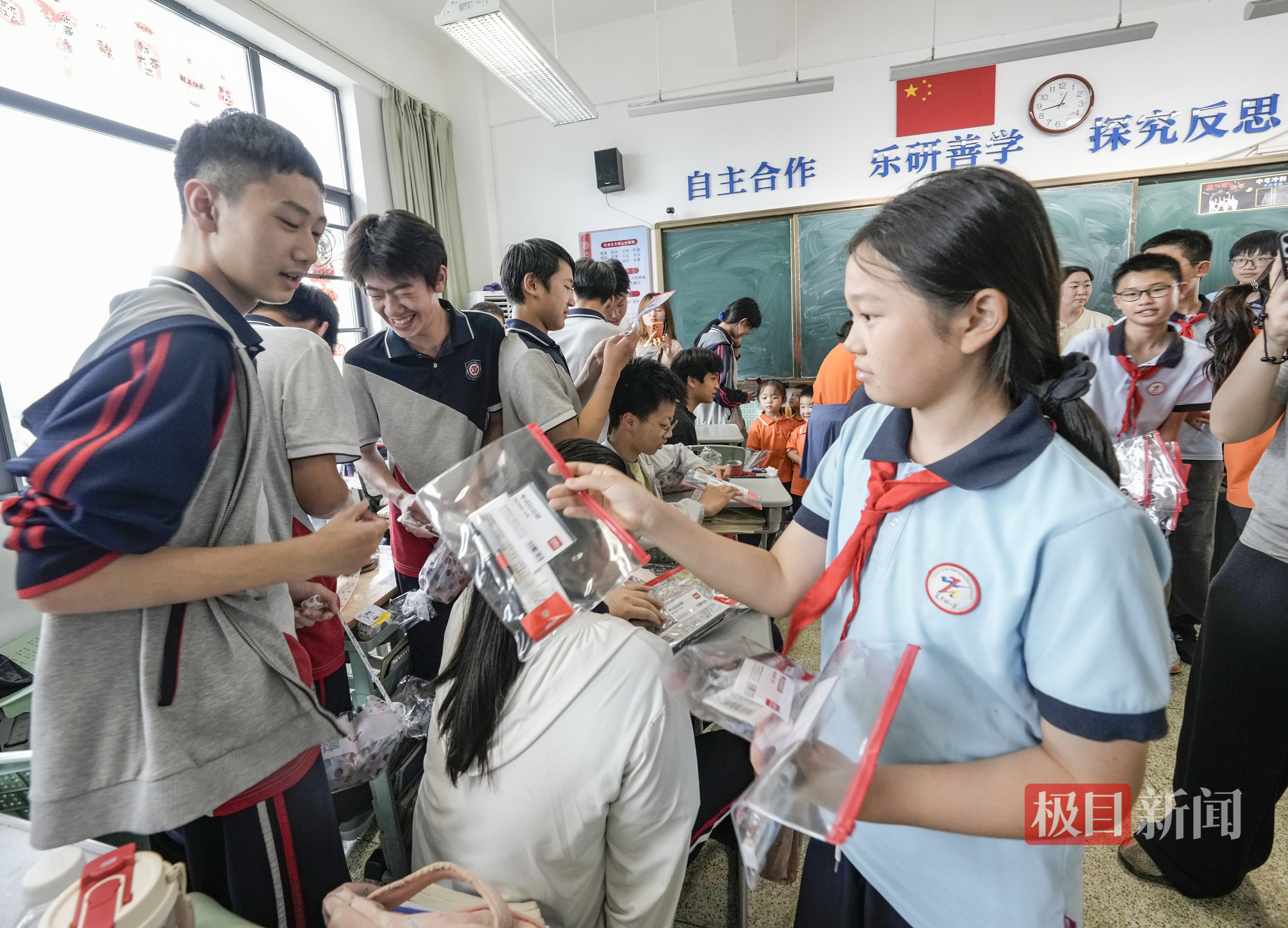 六年级学生给初三学子送上中考学具包
