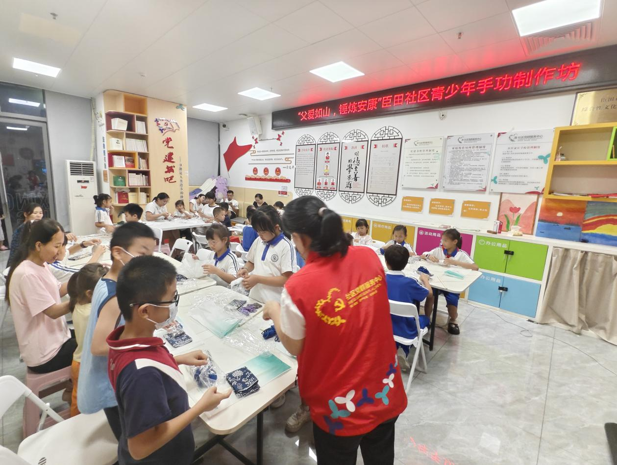 艾锤叩深情,巧手谢慈父——臣田社区青少年开展父亲节手工活动