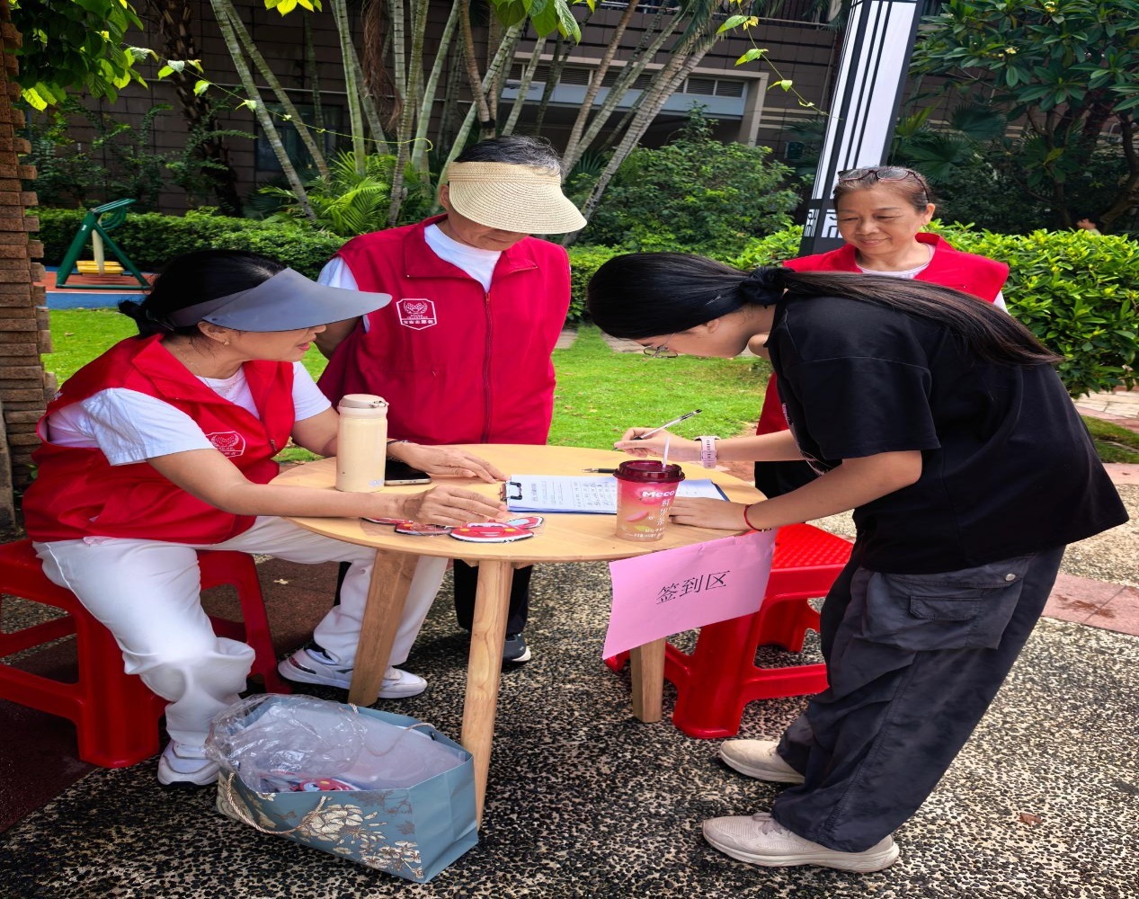 志愿聚微光,积分暖同行——福中福社区开展志愿者招新暨积分兑换主题活动