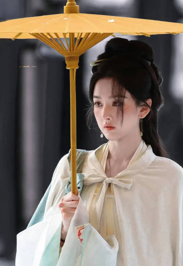 搜狐娱乐讯 近日，宋祖儿一组古装路透照曝光。她手撑油纸伞，清丽秀美，东方韵味十足。