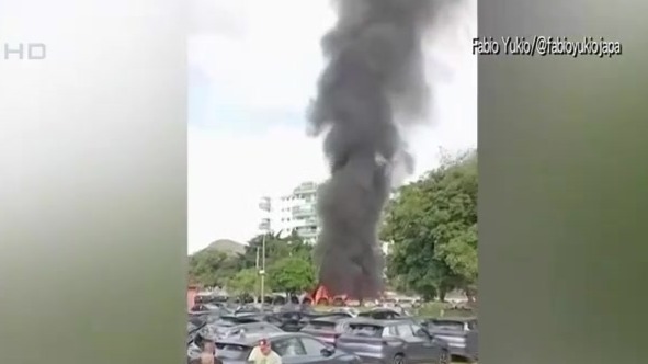 巴西里约两直升机相撞坠毁起火