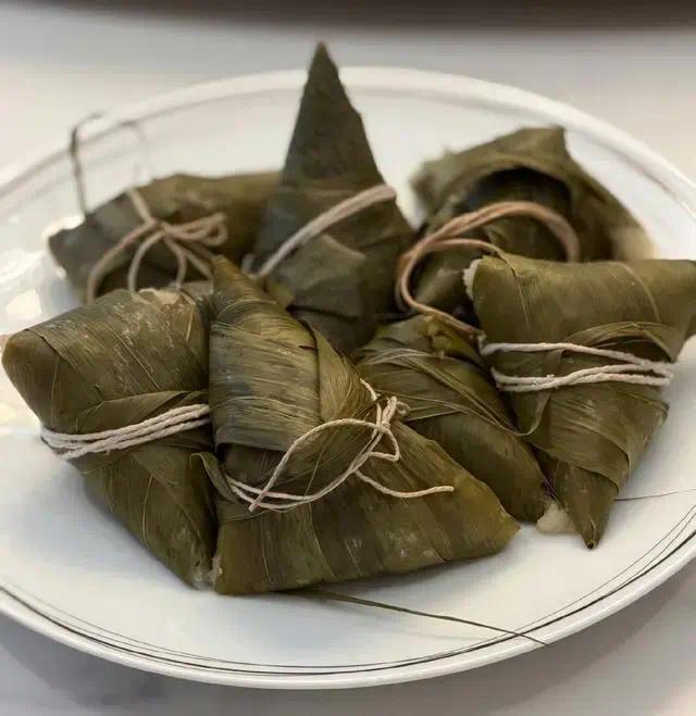 黄晓明端午节晒妈妈包的粽子，一家三口好幸福！小海绵跟妈妈过节