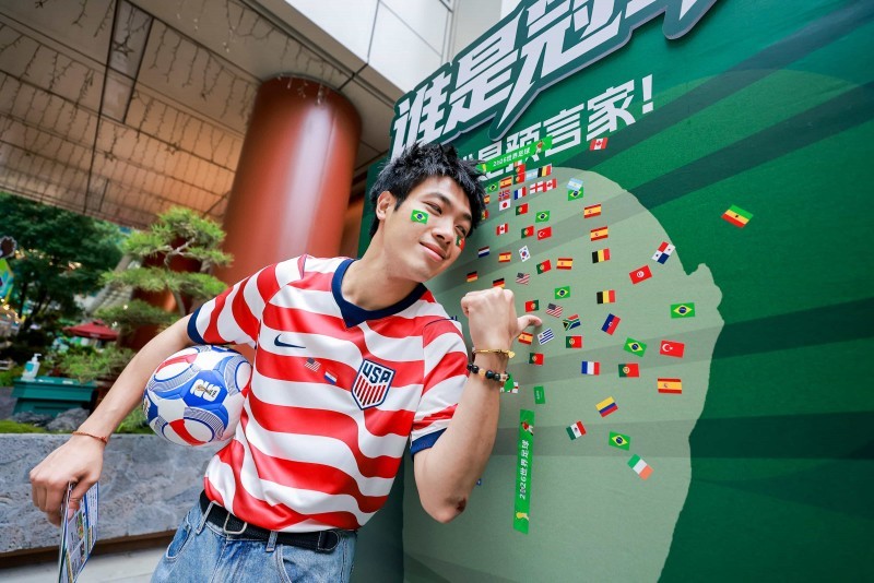 球迷领取主队国旗贴纸参与冠军预测互动