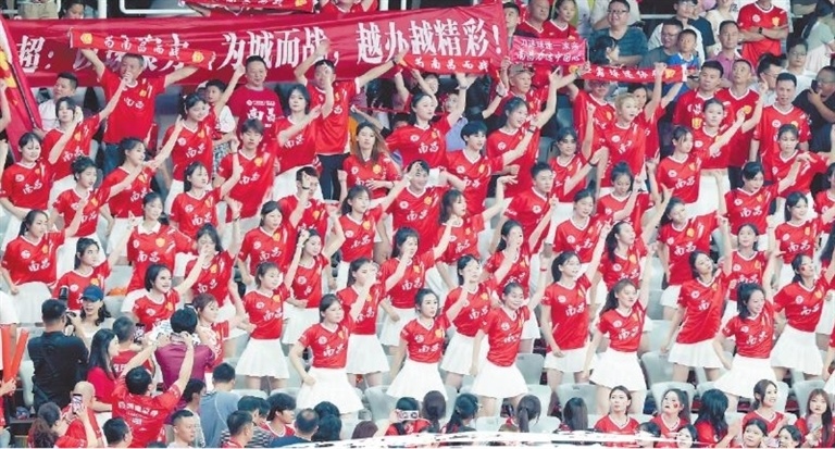 赣超第五轮，南昌球迷为球队加油。