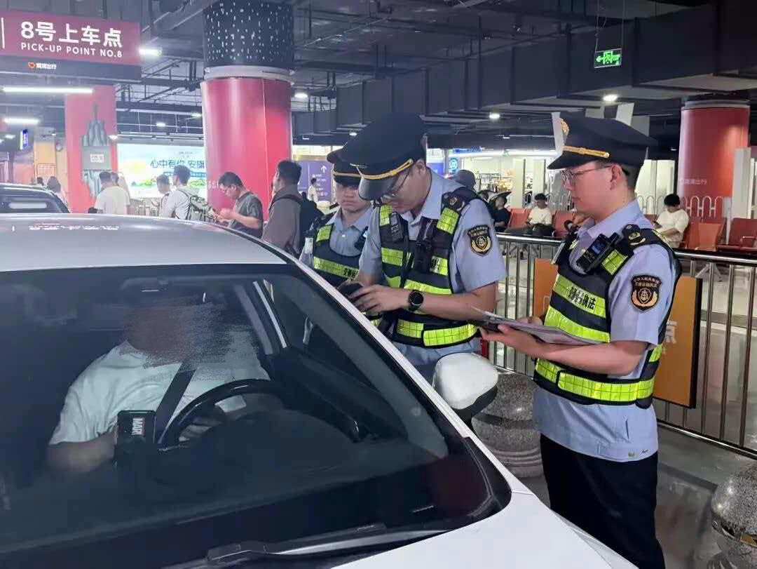 执法队员正在检查 受访单位供图