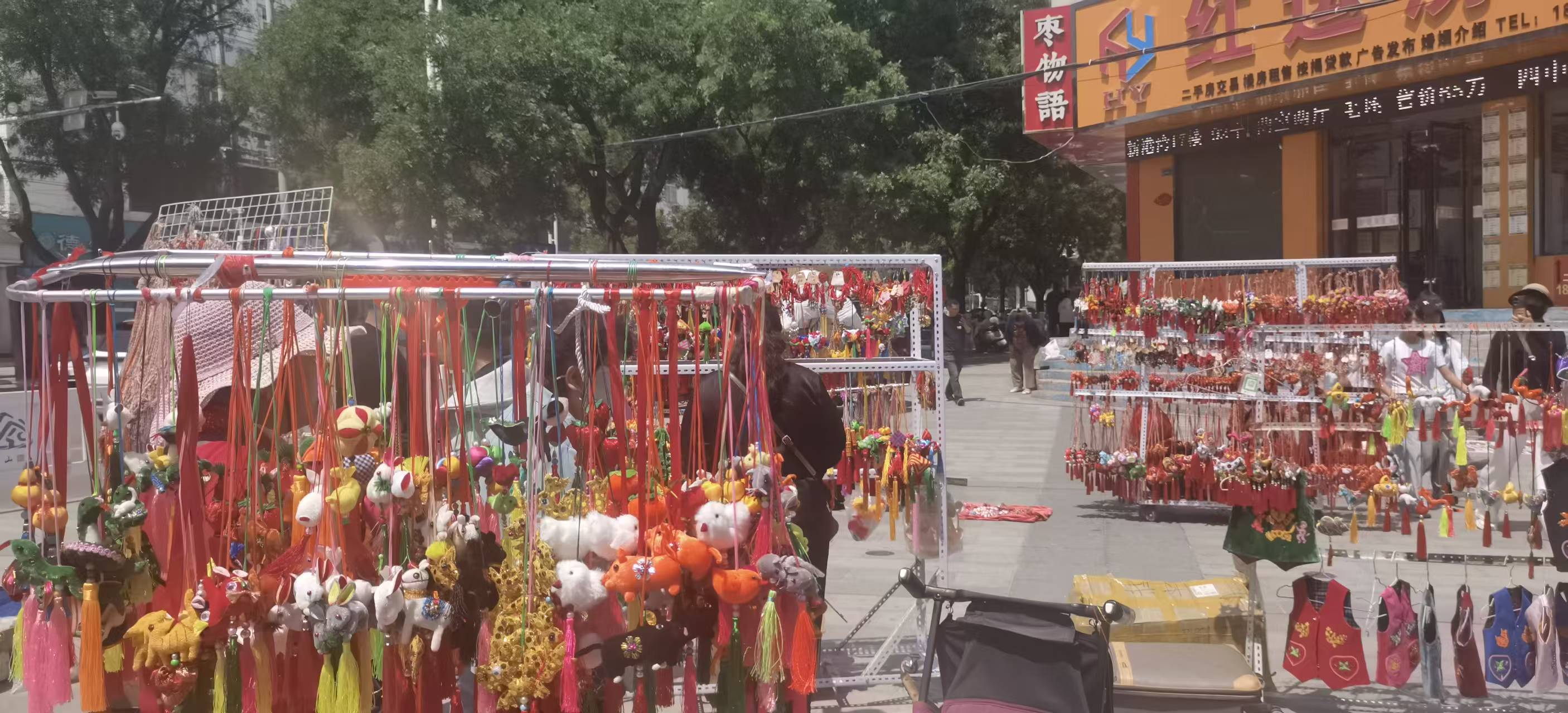 图为崆峒区街巷荷包销售点.jpg