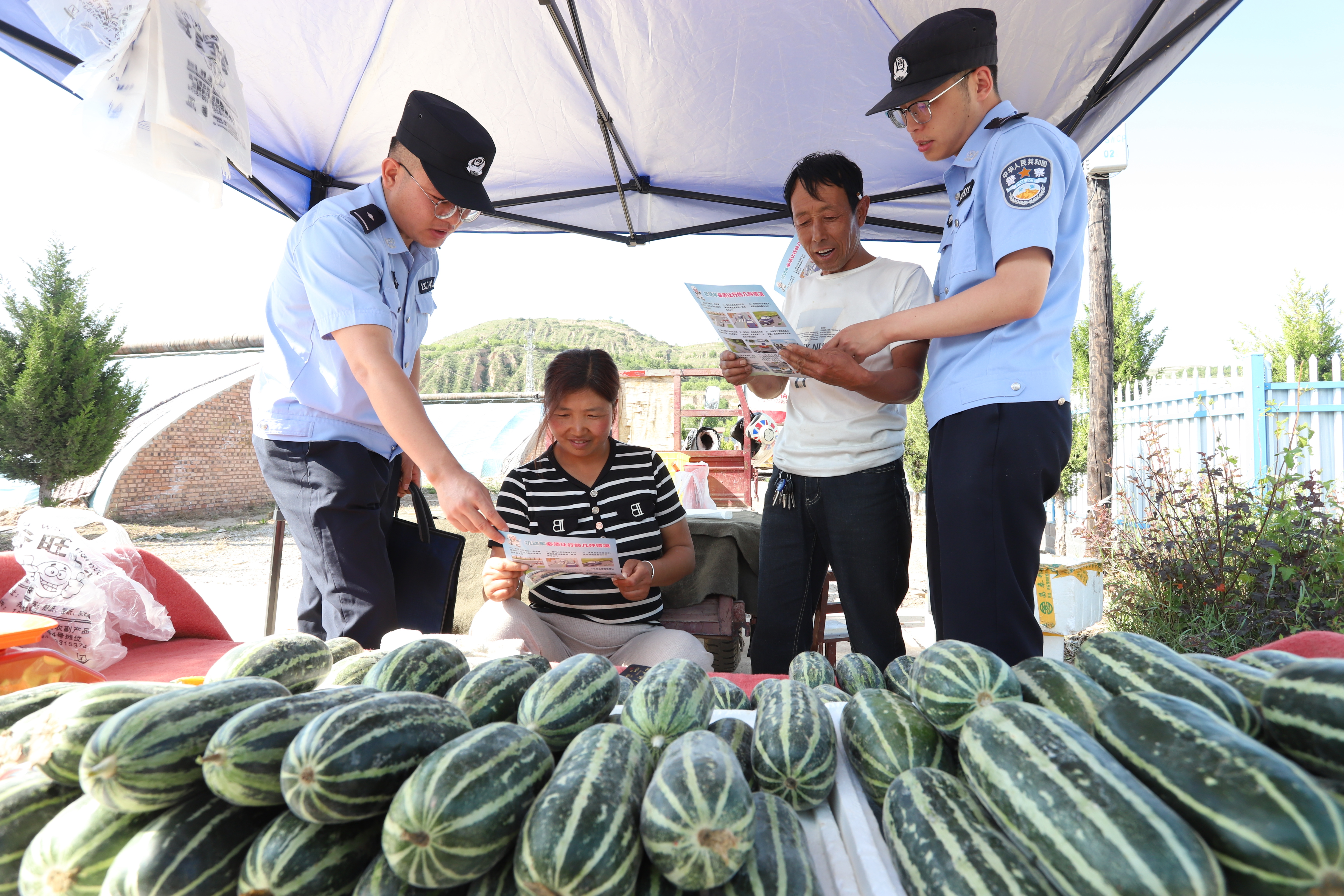 图1为民警辅警开展田间安全宣讲活动.jpg