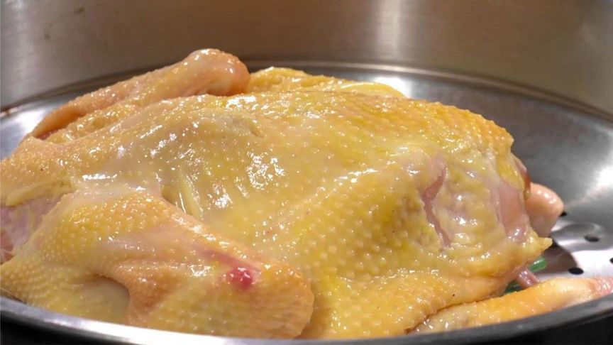 广东70岁老厨师传授正宗隔水蒸鸡做法，鸡肉滑嫩多汁