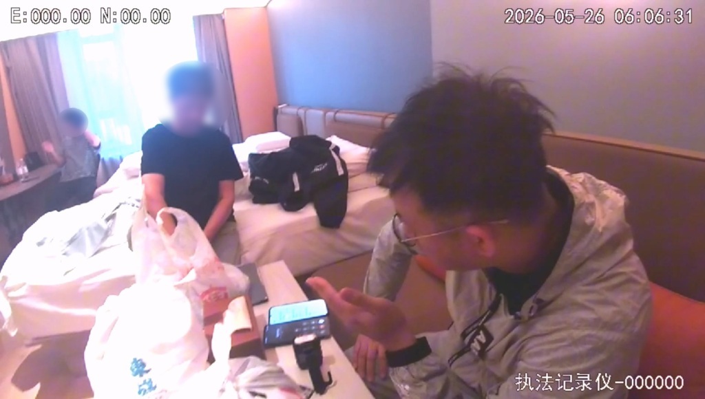 民警在吉林拦截老人。 上海静安公安 供图