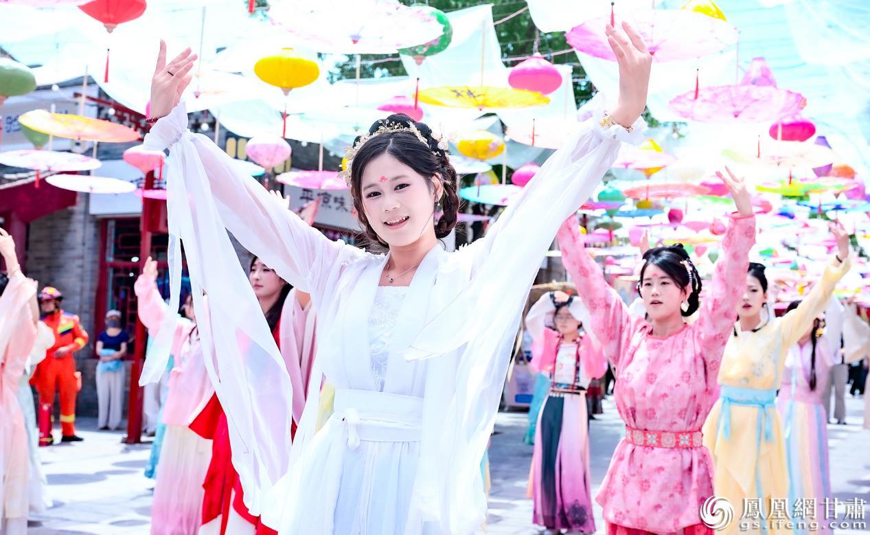 崆峒古镇“平凉风物集”开市,古风巡游队伍表演精彩纷呈。