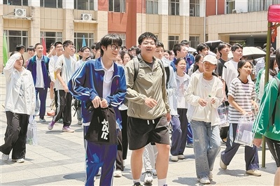在师大附中滨江分校考点，首门科目语文考试结束，考生轻松走出考场