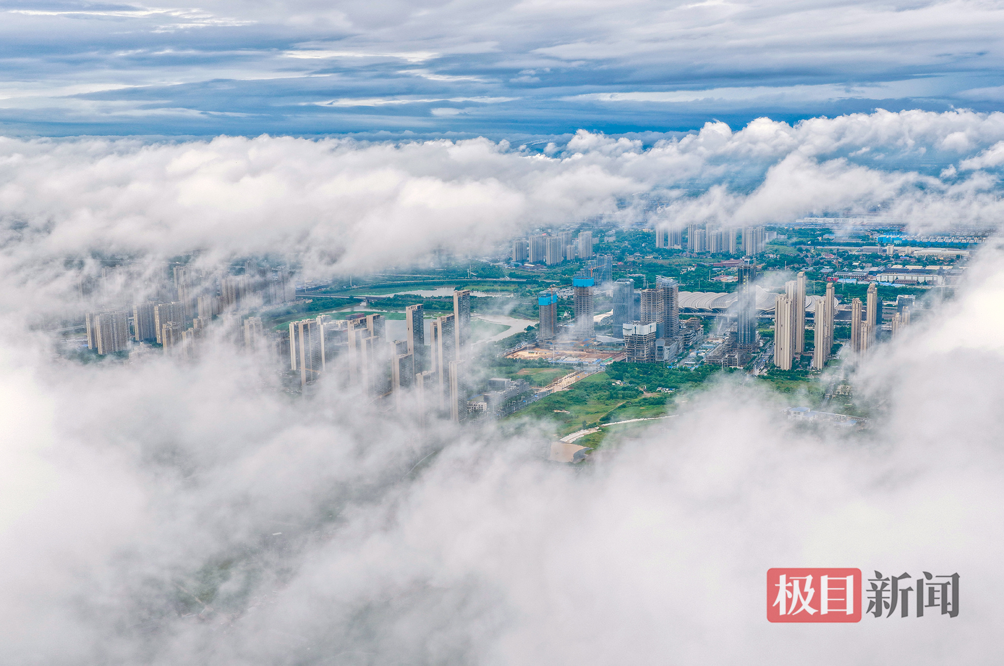 城市景观时隐时现