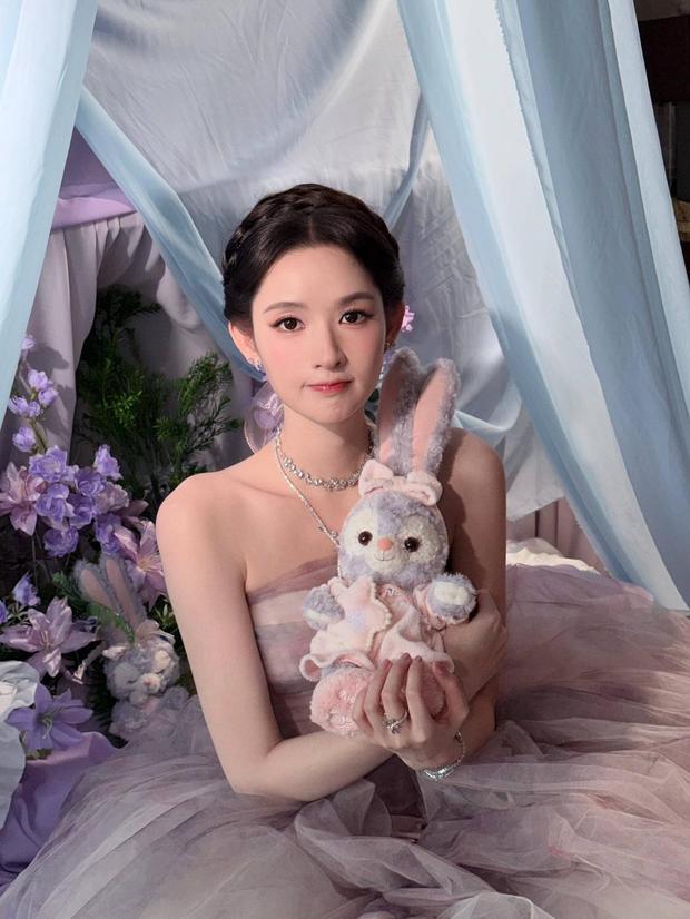 王玉雯怀抱星黛露，温柔甜美的少女氛围感拉满。