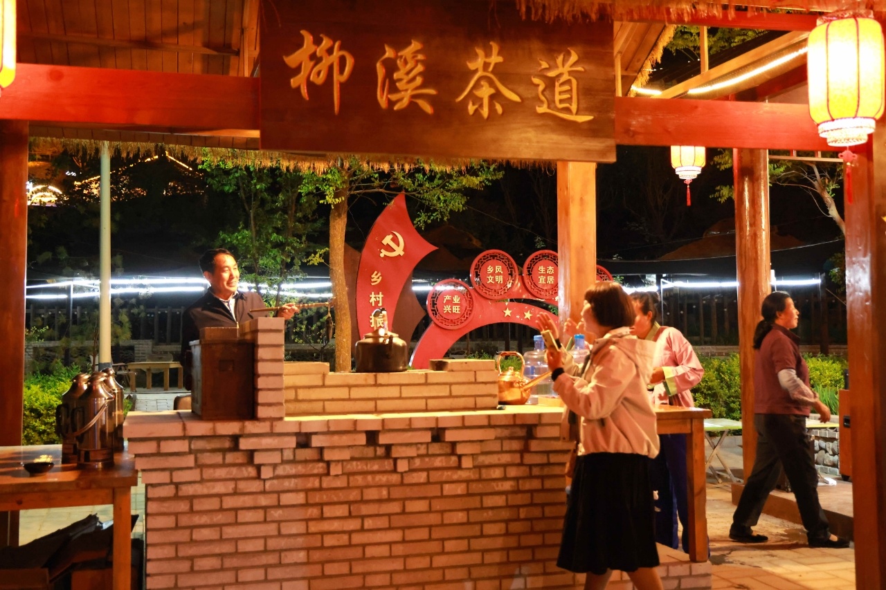 图为游客打卡品茗.jpg