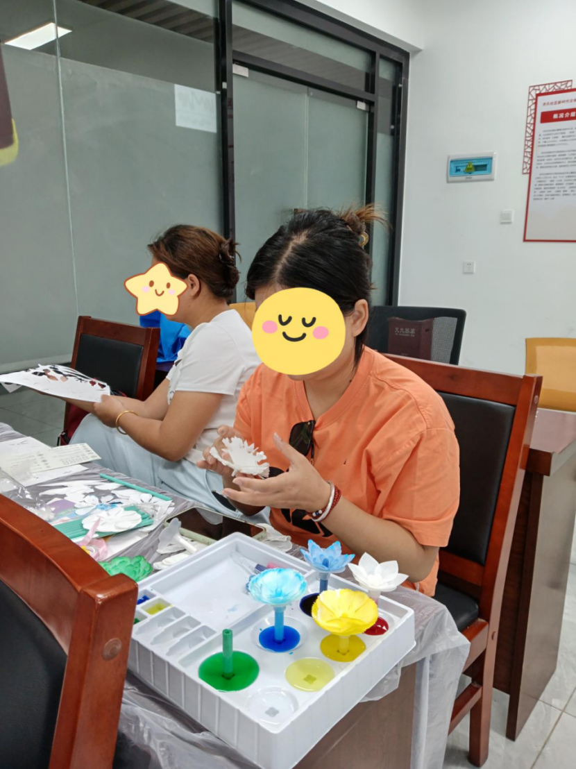 巧手染芳华 共爱暖人心——共乐社区开展精神康复者家庭炫美染色纸花手工活动