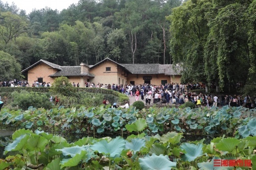 毛泽东故居游人如织。
