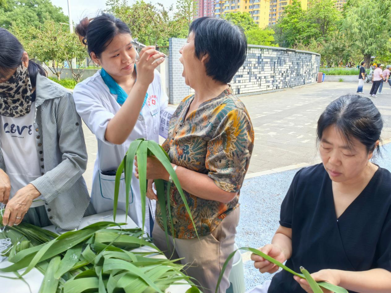图：滨河公园活动现场
