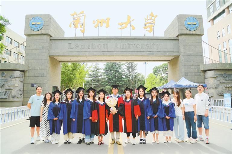 周俊林(中)和学生在一起
