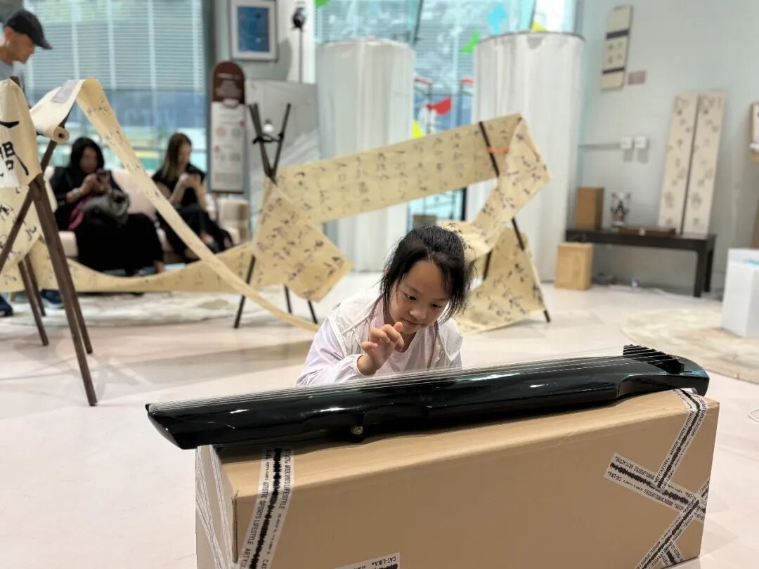 展览提倡“玩多D嘢”（禅参书画琴棋），观众在Arty:Active循环设计的展台上潜心拨弄琴棋。