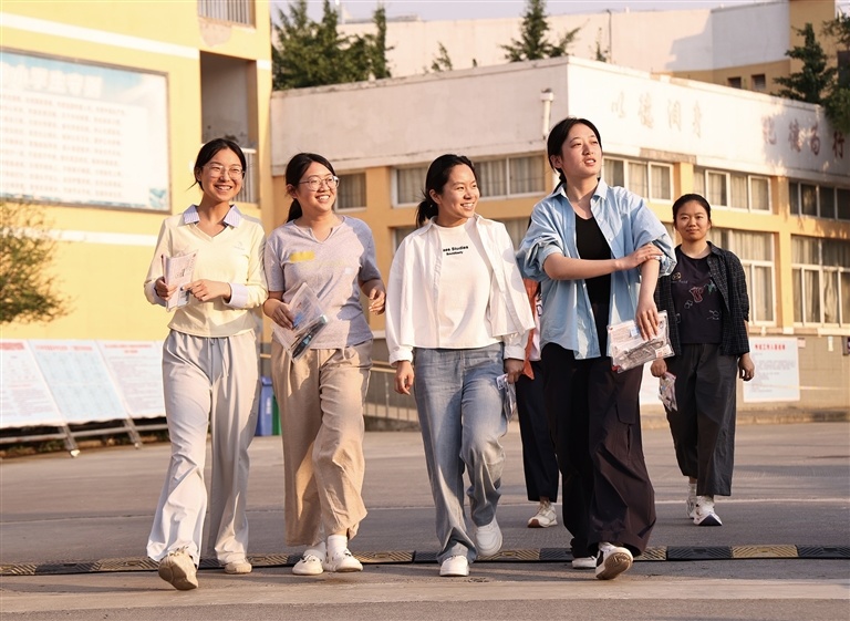 6月9日，2026年高考最后一场考试结束，焦作市第二十八中学考点的学子们迎着晚霞走出考场。 古小兵 摄