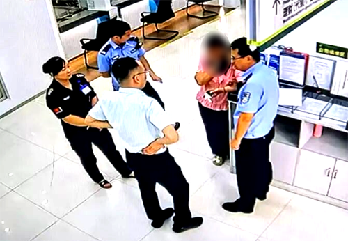 民警和银行人员在帮助张女士