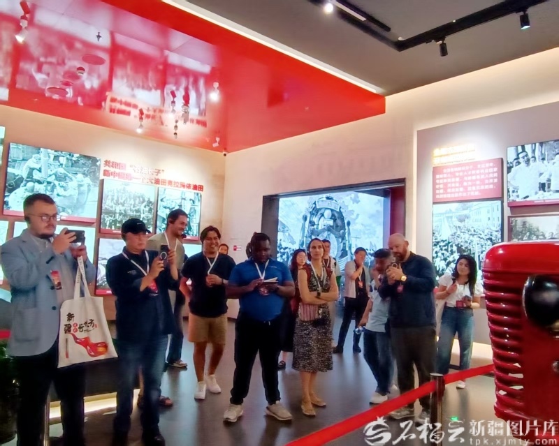 “海外智库看新疆”活动代表团在乌鲁木齐文化中心展览馆参访。石榴云/新疆日报记者 张冬梅摄