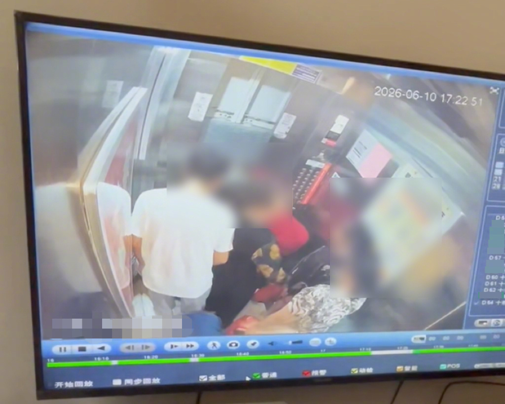 保安违章开门，被困电梯女子逃生时坠一火，男儿回忆细节