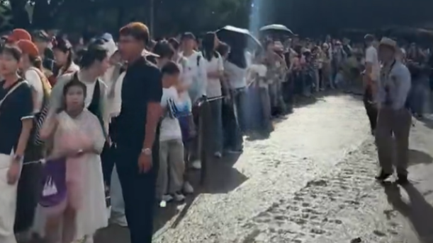买了迪士尼早享卡，8点依然没开放，游客集体喊退票