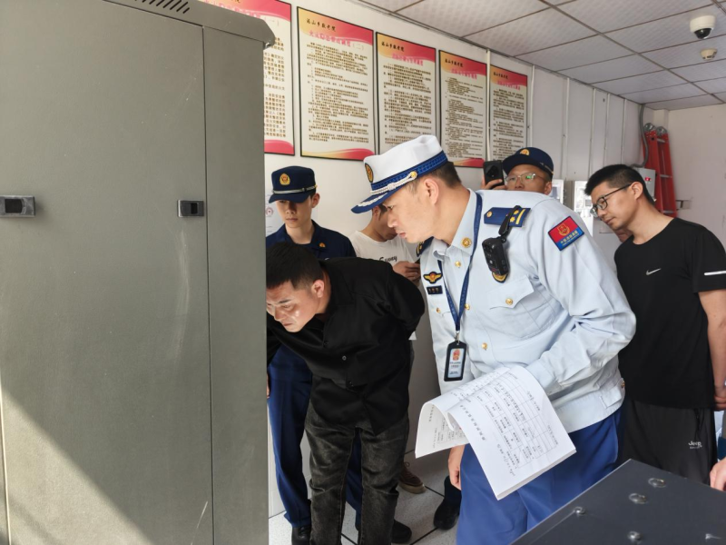 图为消防监督员在养老服务机构进行检查。 长沙晚报通讯员 刘宇翔 摄