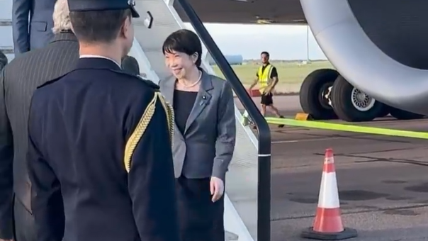 高市早苗抵达英国访问，现场无欢迎仪式，也没有红毯